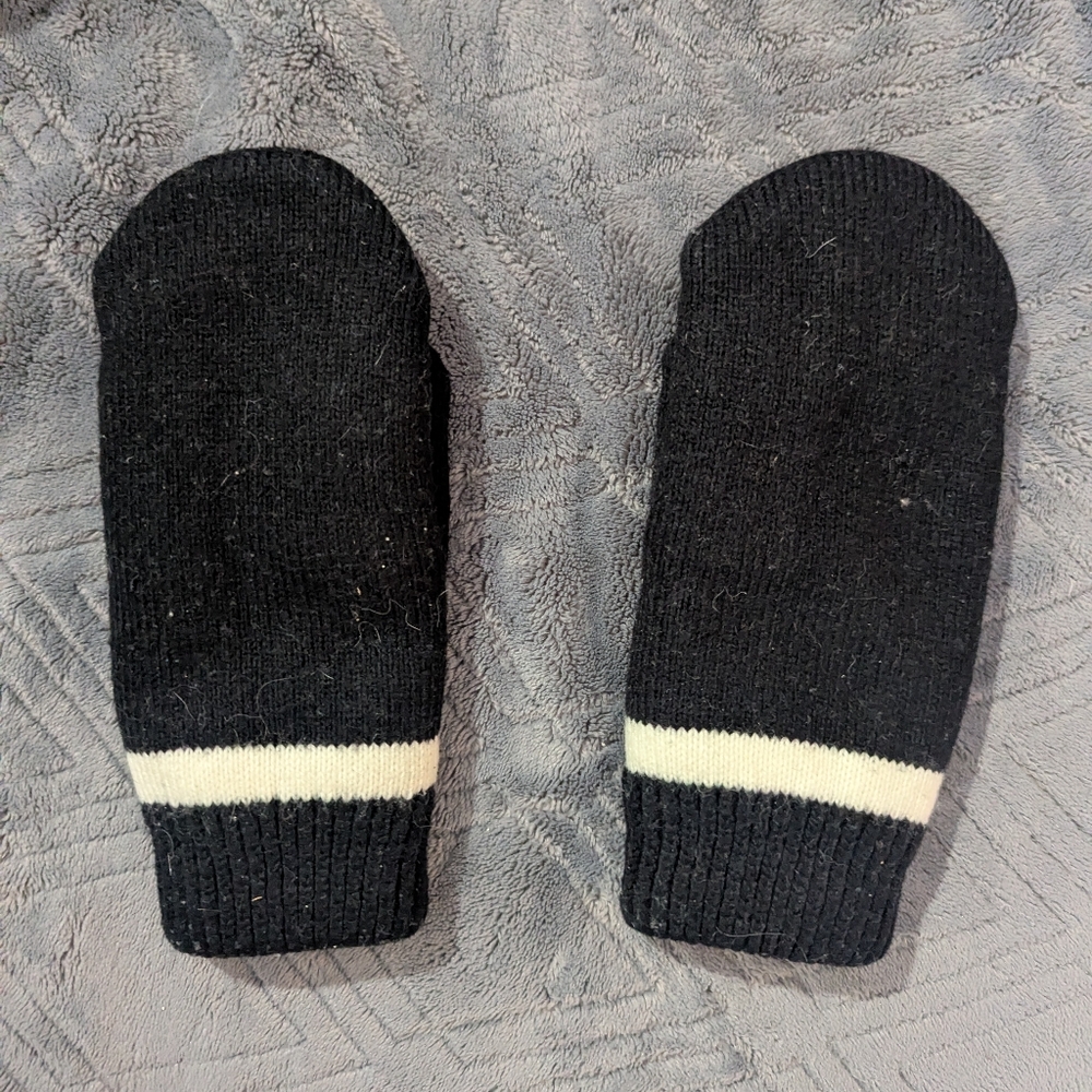 Hanes Black and White Mittens